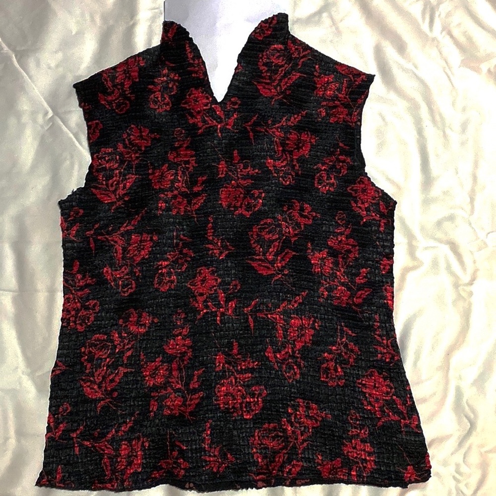 Petite Sophisticate | Stretchy sleeveless floral blouse, beautiful neckline, LP